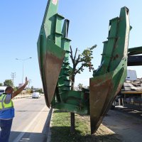 Yolda kalan ağaçlar taşınıyor 