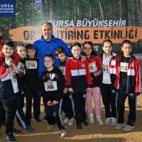 Oryantiring turnuvasında zamana karşı yarış 