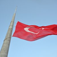 600 metrekarelik Türk bayrağı göklere çekildi 