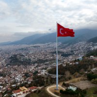 600 metrekarelik Türk bayrağı göklere çekildi 