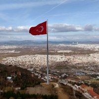 600 metrekarelik Türk bayrağı göklere çekildi 