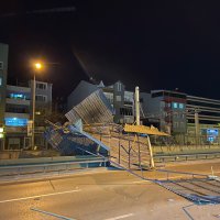 Metro hattına çatı uçtu, seferler durdu 