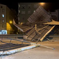 Metro hattına çatı uçtu, seferler durdu 