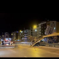 Metro hattına çatı uçtu, seferler durdu 