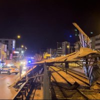 Metro hattına çatı uçtu, seferler durdu 