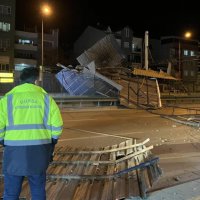 Metro hattına çatı uçtu, seferler durdu 