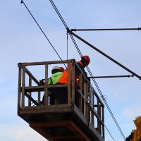 Metro hattına çatı uçtu, seferler durdu 