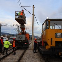 Metro hattına çatı uçtu, seferler durdu 