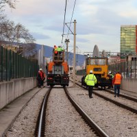 Metro hattına çatı uçtu, seferler durdu 
