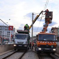 Metro hattına çatı uçtu, seferler durdu 