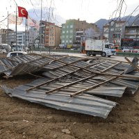 Metro hattına çatı uçtu, seferler durdu 