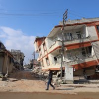 Enkaz yığınlarında nefes arayışı 