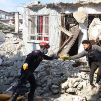 Enkaz yığınlarında nefes arayışı 