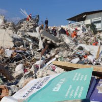 Enkaz yığınlarında nefes arayışı 