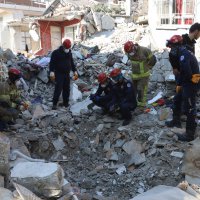 Enkaz yığınlarında nefes arayışı 