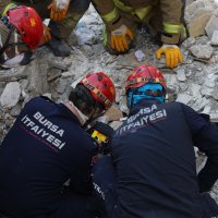 Enkaz yığınlarında nefes arayışı 