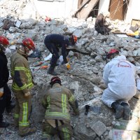Enkaz yığınlarında nefes arayışı 