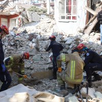 Enkaz yığınlarında nefes arayışı 