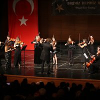 Piyanonun yıldızları depremzedeler için parladı 