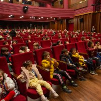 Perde çocuklar için açıldı 