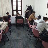 Deniz manzarası eşliğinde ders çalışma imkanı 