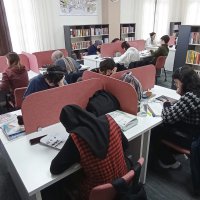 Deniz manzarası eşliğinde ders çalışma imkanı 