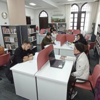 Deniz manzarası eşliğinde ders çalışma imkanı 