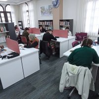 Deniz manzarası eşliğinde ders çalışma imkanı 