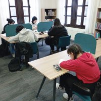 Deniz manzarası eşliğinde ders çalışma imkanı 