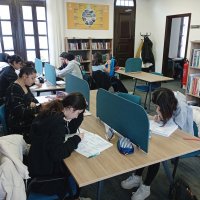 Deniz manzarası eşliğinde ders çalışma imkanı 