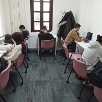 Deniz manzarası eşliğinde ders çalışma imkanı 