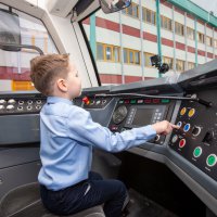 Hayal etti, 6 yaşında vatman oldu 