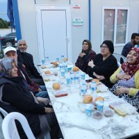 Küçük depremzedelerin bayramlık sevinci 