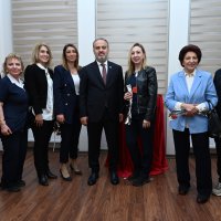 Hemşirelere karanfilli kutlama 