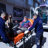 Ambulansla okula, sedye ile sandığa 