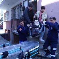 Ambulansla okula, sedye ile sandığa 