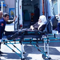 Ambulansla okula, sedye ile sandığa 