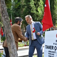 Şehitlikte duygusal anma 