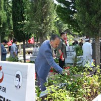 Şehitlikte duygusal anma 