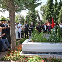 Şehitlikte duygusal anma 