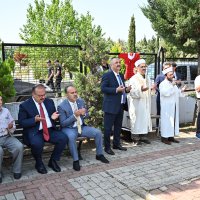 Şehitlikte duygusal anma 