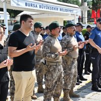 Şehitlikte duygusal anma 