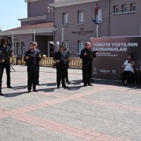 Şehitlikte duygusal anma 