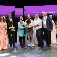 Yer çekimine meydan okuyan gösteri 