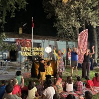 Depremzede çocuklar masallarla güldü 