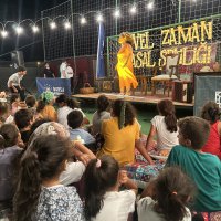 Depremzede çocuklar masallarla güldü 