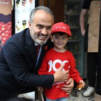 Bugün günlerden, kırmızı-beyaz 