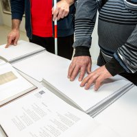 Göremedikleri fotoğrafları, dokunarak anladılar 