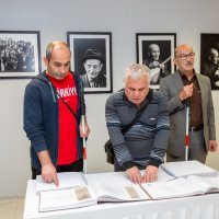 Göremedikleri fotoğrafları, dokunarak anladılar 