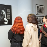 Göremedikleri fotoğrafları, dokunarak anladılar 